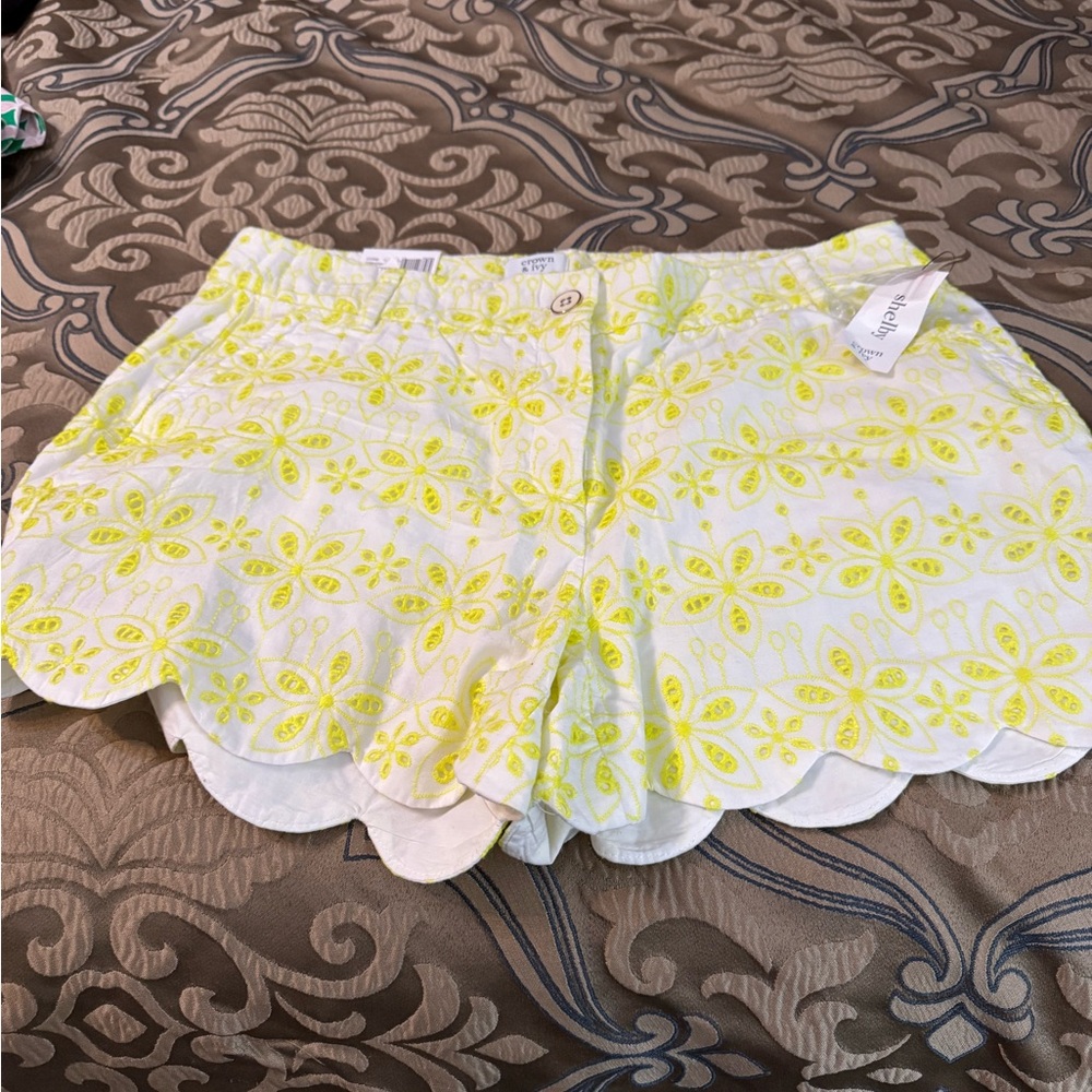 New Crown & Ivy Women's Yellow/White Floral Shorts